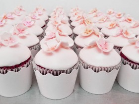WEDDING-CUPCAKES-IN-PINK-WITH-FONDANT-AND-FLOWERS-2