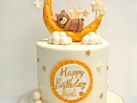 BABY-BEAR-WITH-MOON-AND-STARS-CAKE