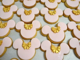 MINNIE-MOUSE-WITH-GOLD-BOW-COOKIES