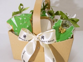 SMALL-BASKET-WITH-GREEN-DECORATED-BABY-COOKIES