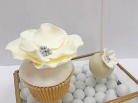 CUPCAKE-AND-POP-WITH-FLOWER-1