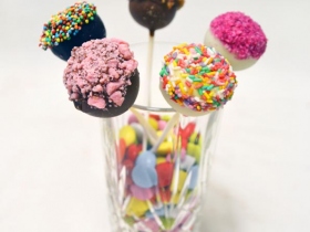 CAKEPOPS-IN-GLASS-WITH-MMS