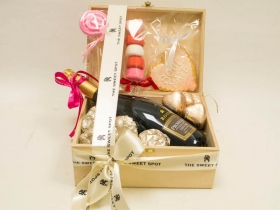 PROSECCO-AND-SWEETS-IN-WOODEN-BOX