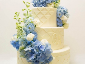 WEDDING-CAKE-WITH-HYDRANGEAS