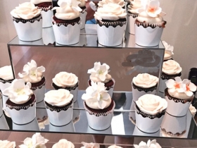 Wedding Cupcakes on Mirrored Stand2