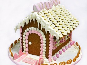 PINK-GINGERBREAD-HOUSE